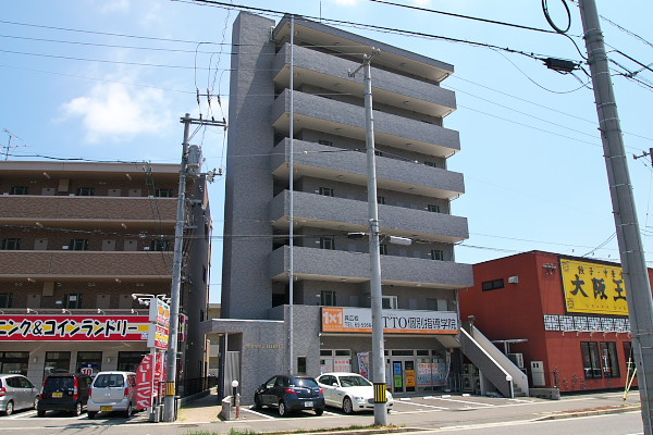広島国際大学徒歩４分のマンション。集合玄関はオートロック付で女性の一人暮らしも安心。